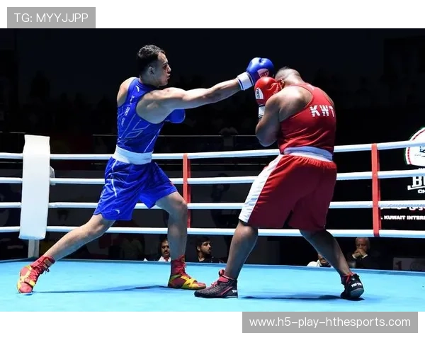 拳击赛打到手套破裂！裁判紧急叫停