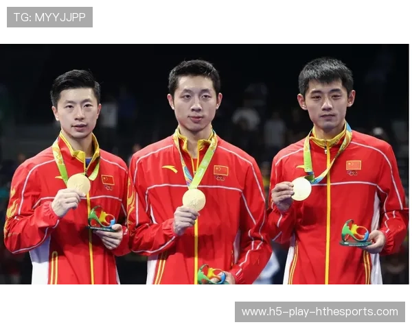 羽毛球少年击球太歪飞上看台引发意外惊喜